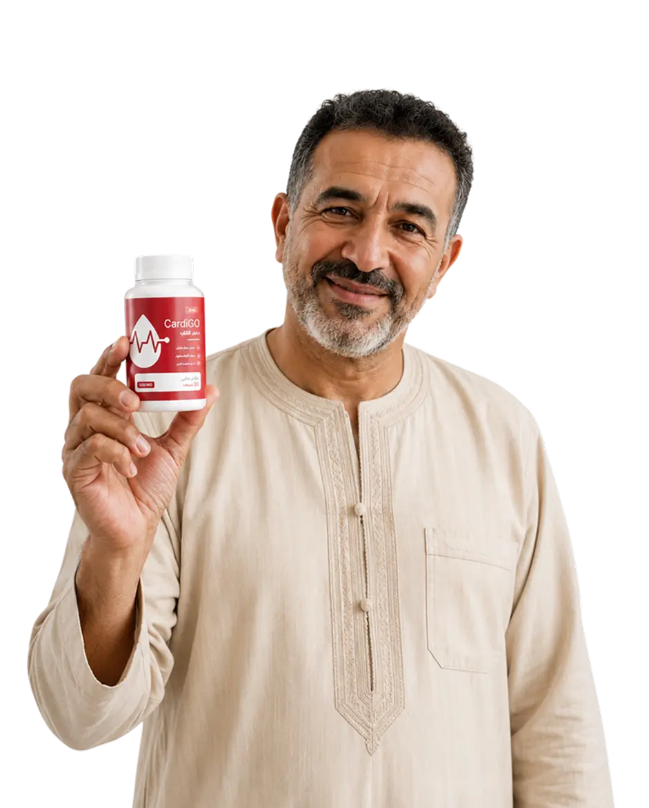 رجل يحمل عبوة CardiGo، 500 ملغ، ٣٠ كبسولة